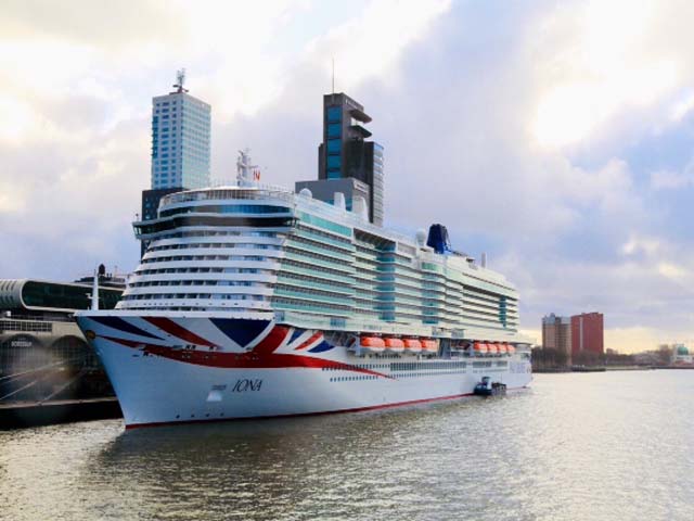 Cruiseschip ms Iona van P&O aan de Cruise Terminal Rotterdam